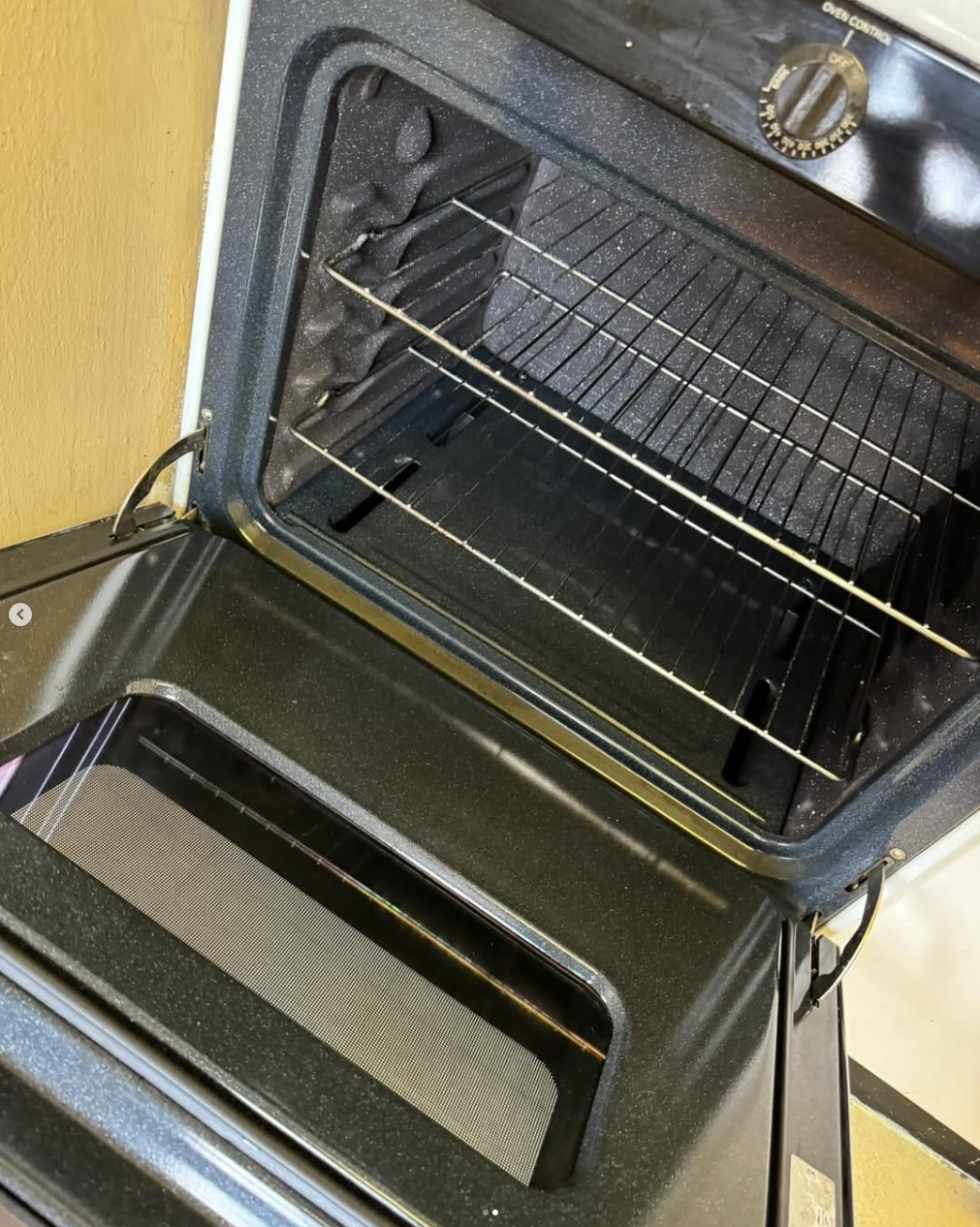🔥 Burnt mess? Not on our watch! Check out this oven glow-up—sparkling clean and ready to bake! 🧼 — After
