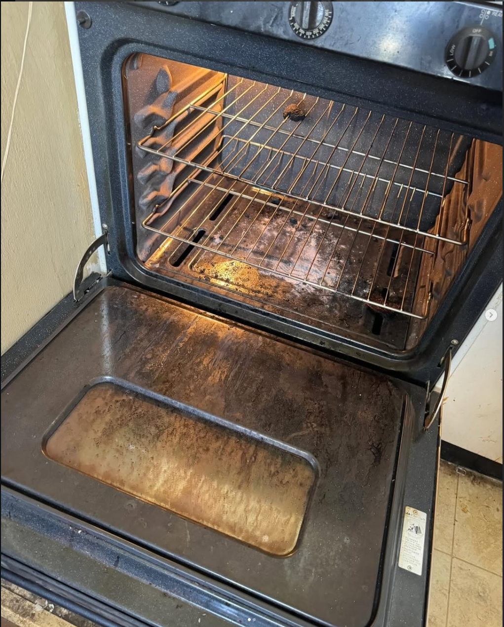 🔥 Burnt mess? Not on our watch! Check out this oven glow-up—sparkling clean and ready to bake! 🧼 — Before